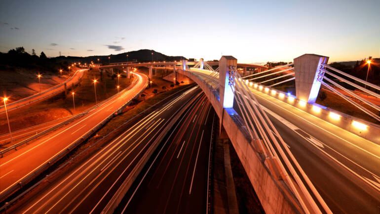 Carreteras que se iluminan únicamente a través de energía solar
