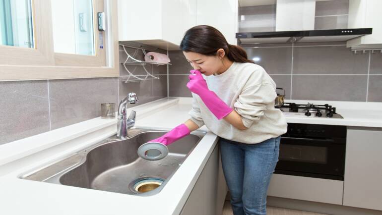 ¿Olores de Desagüe que Te Hacen Pensar que el Monstruo de la Basura se Ha Mudado a Tu Cocina? Aquí Te Contamos Cómo Solucionarlo